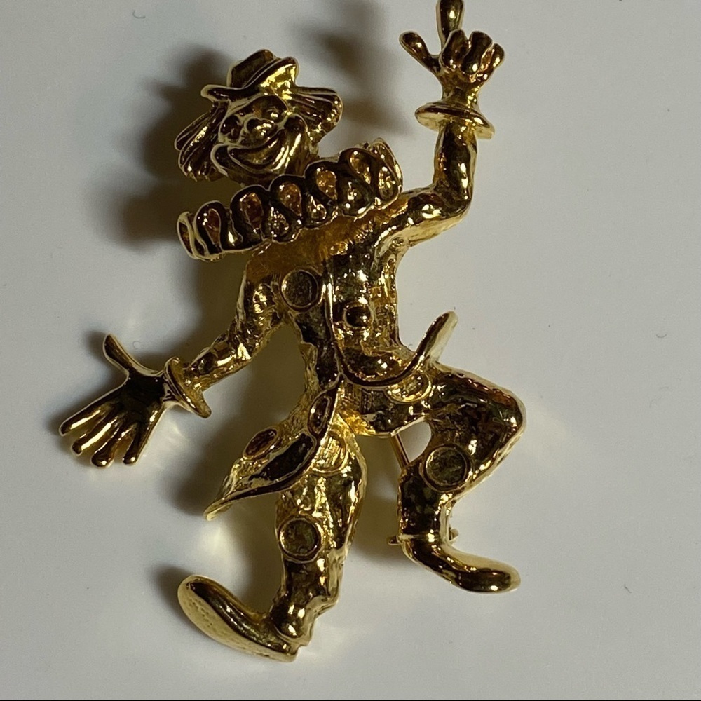VINTAGE DANCING LAUGHING CLOWN PIN BROOCH BRIGHT GOLDTONE